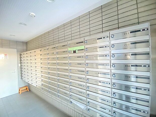 〜共用部分の郵便受け〜 ・郵便受けは鍵が無いので荷物が多い際などもスッと郵便物が取れます。 ・セキュリティを重視される方は玄関ドアの郵便受けを指定いただく事でご対応可能です。 