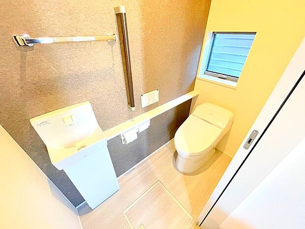 〜人気のタンクレストイレ〜 ・デザイン性に優れ、スッキリと見えるタンクレストイレを採用。 ・節水効果が高く、エコな上に水道代も削減可能。シンプルな形なのでお掃除も楽々です。 