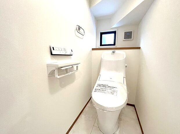 〜やはり便利なタンク式トイレ〜 ・最近はタンクレストイレもございますが、タンク式の場合は停電時もお水を流すことが可能。 ・故障時なども比較的費用が安くなるなど、メリットが多くなります。 