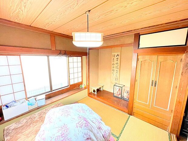 〜2面採光の明るいお部屋〜 ・和室は2面採光とする事で穏やかな陽の入る明るい空間となっております。 ・くつろぎのプライベート時間を明るい空間で穏やかにお過ごしいただけます。 
