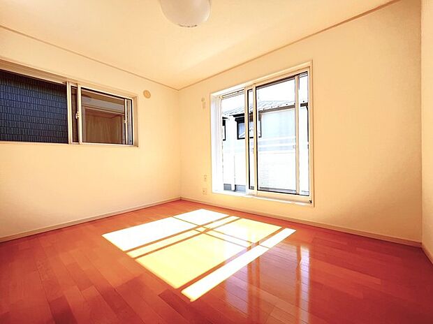 〜2面採光の明るいお部屋〜 ・洋室は2面採光とする事で穏やかな陽の入る明るい空間となっております。 ・くつろぎのプライベート時間を明るい空間で穏やかにお過ごしいただけます。 