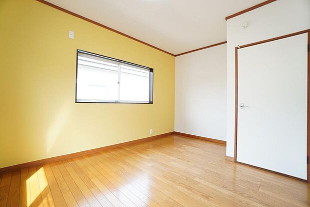 2階5.5帖洋室。黄色の壁紙がオシャレなお部屋です♪