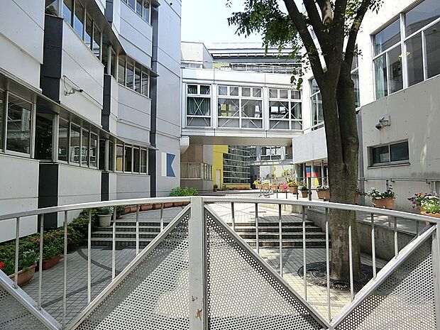 中学校 130m 新宿区立落合中学校