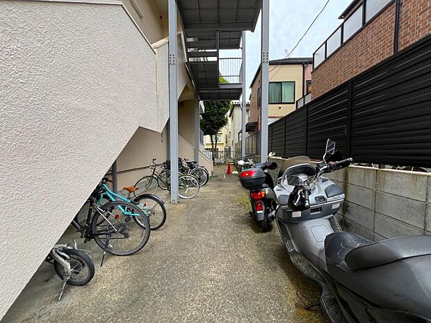 自転車のほかにバイクも駐められます