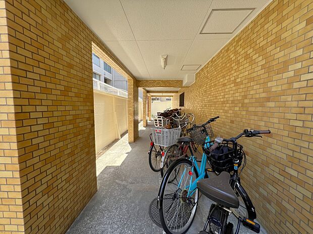 屋根付きの駐輪場なので雨の日も安心