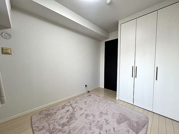 【洋室５帖】収納力ばっちりなクローゼットが２つの洋室です。どんな家具でも合うようなシンプルなホワイトのお部屋ですね。