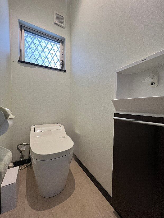 【トイレ/1F】すっきりとしたローシルエットのトイレで、手間のかかるお掃除も楽にして頂けます。
