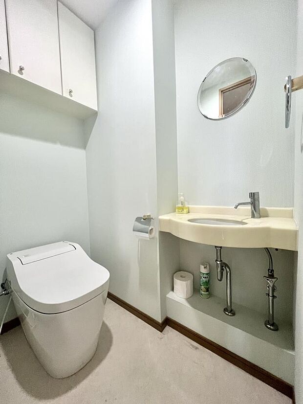 【トイレ/Panasonicアラウーノ】爽やかなグリーンのアクセントクロスが施されたトイレ。令和元年に新調したタンクレストイレは温水洗浄便座付きなので、快適にご使用いただけます。