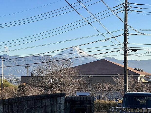玄関・ウッドデッキから見える富士山