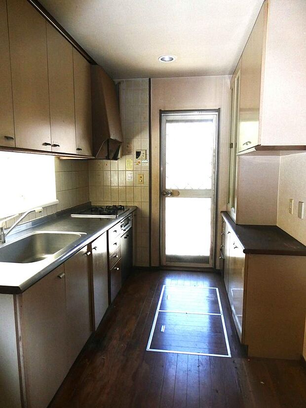 キッチンは５畳、括り付け食器棚、床下収納庫、勝手口があります。