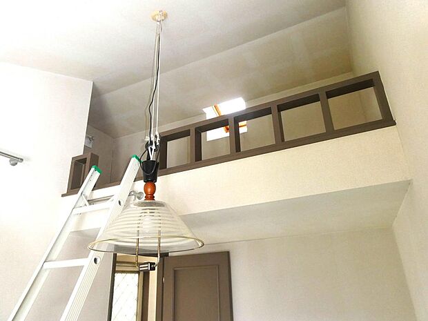 ２階中洋室５畳。ロフトアティックが２．６畳あります。未使用時には、はしごを壁に吊るします。