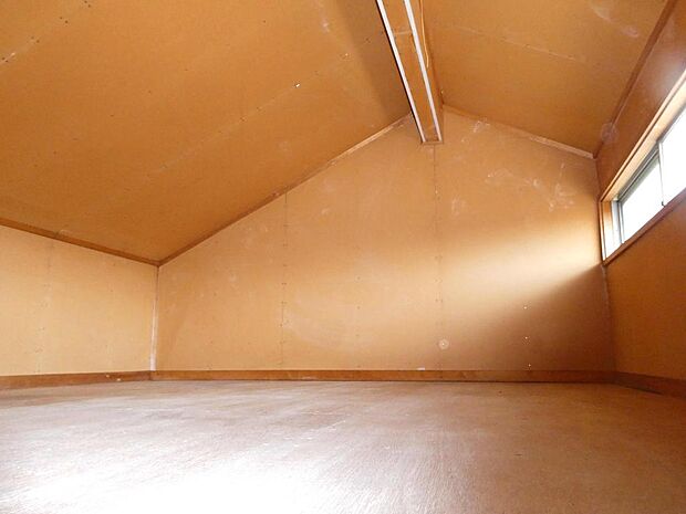 ●グルニエ（小屋裏収納）は、下の洋室と同じ広さですが、階段部分があり、５畳相当です。