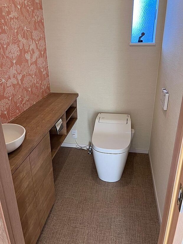 1階のトイレは1.5帖ある造作カウンターのあるスペース。大人ナチュラルな清潔感ある空間。