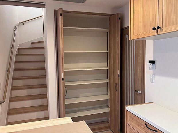 キッチンの横には可動棚式のパントリー完備。カップボードも付いているのでキッチン周りはより収納力があるます。また、冷暖房が2階へ逃げないように階段にはロールスクリーンもついています！