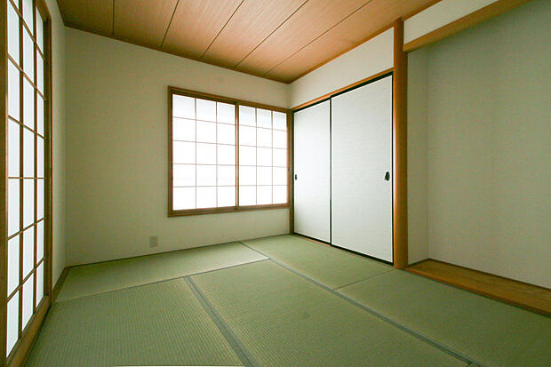 明るい６畳の和室。畳は表替えし綺麗に。クロス・障子・襖も新しく張替えしています。