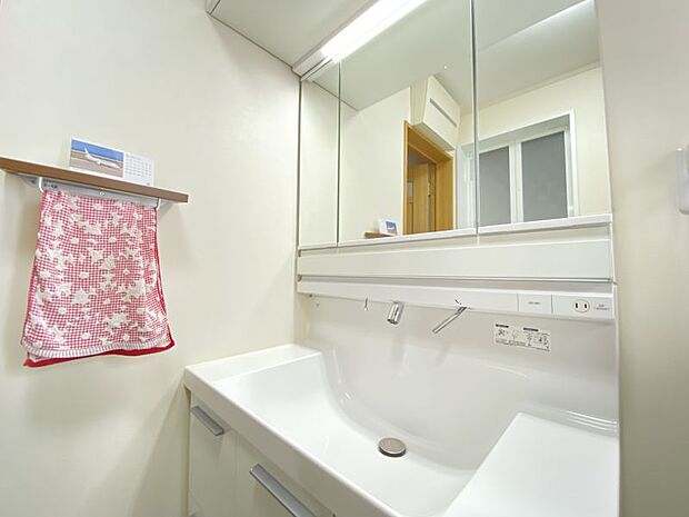 リフォーム済み☆朝の準備がはかどる三面鏡の洗面台です。収納もあり、歯ブラシやワックスなど物が増えやすい洗面台もスッキリ保てますね。