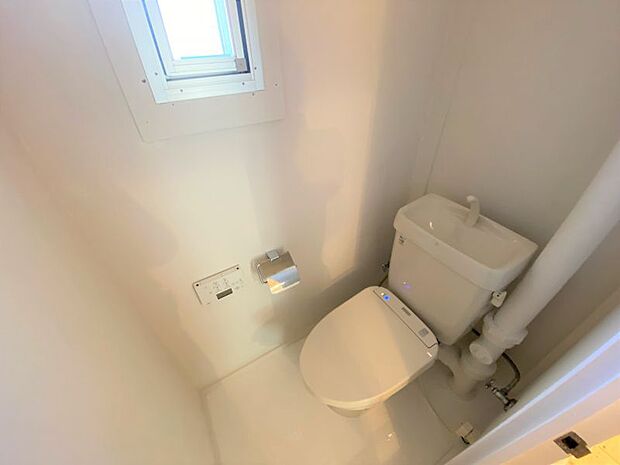 白を基調とした清潔感のあるトイレです◎