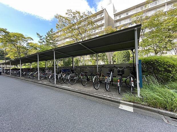 屋根付きの駐輪場もございます！スーパーなども自転車で行けるため便利です♪