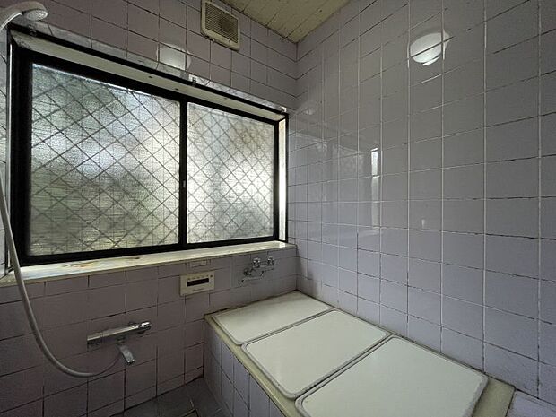 湿気のこもりやすい浴室には窓がついています。のぼせやすい夏は窓を開けて湿気を逃しながらお過ごしください♪