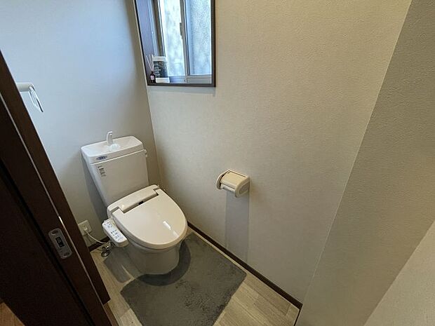 1階・2階それぞれにトイレがあります。夜中に階段の上り下りをしなくても良いのはうれしいですね。