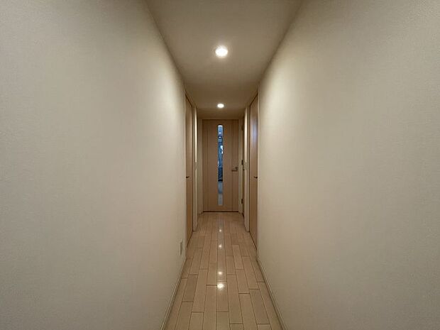 廊下です。白を基調とした内装で明るい雰囲気です！それぞれの部屋が独立しているので家族間のプライベートも守られます。