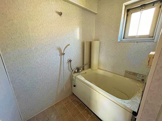湿気のこもりやすい浴室には小窓がついています。のぼせやすい夏は窓を開けて湿気を逃しながらお過ごしください！