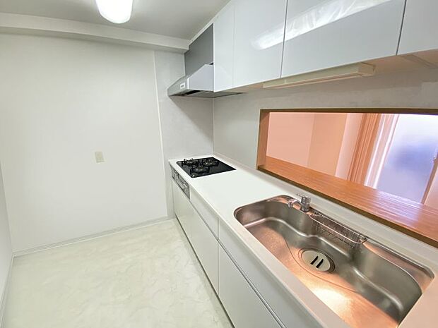 収納などにも便利なシステムキッチンです！白を基調とした明るい空間でお料理をすることができます♪