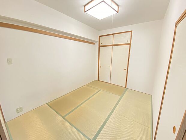 約6.0帖の和室です。ふすまを開けてリビングと繋げれば更に広い空間にすることが可能です◎