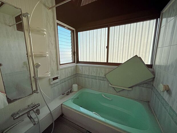 【浴室】窓部分が大きくとられているため換気がしっかり行き届きます♪