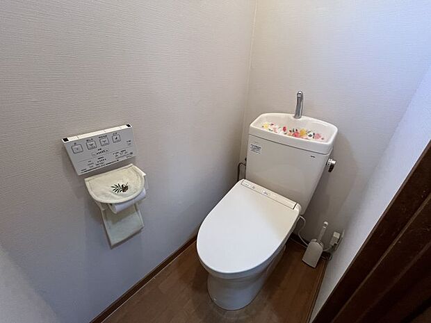 【トイレ】リモコン付き温水洗浄便座でございます。