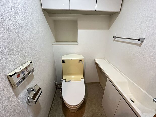 トイレには快適な温水洗浄便座付き♪洗面台も付いていて来客時に便利です◎扉付きの収納が多く大変便利です！