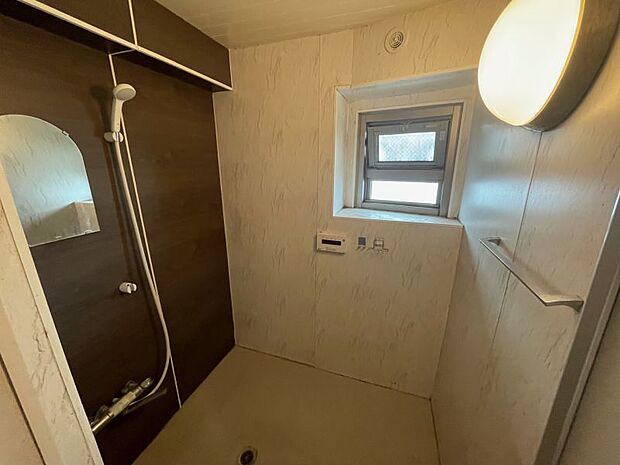 湿気のこもりやすいシャワー室には小窓がついています。