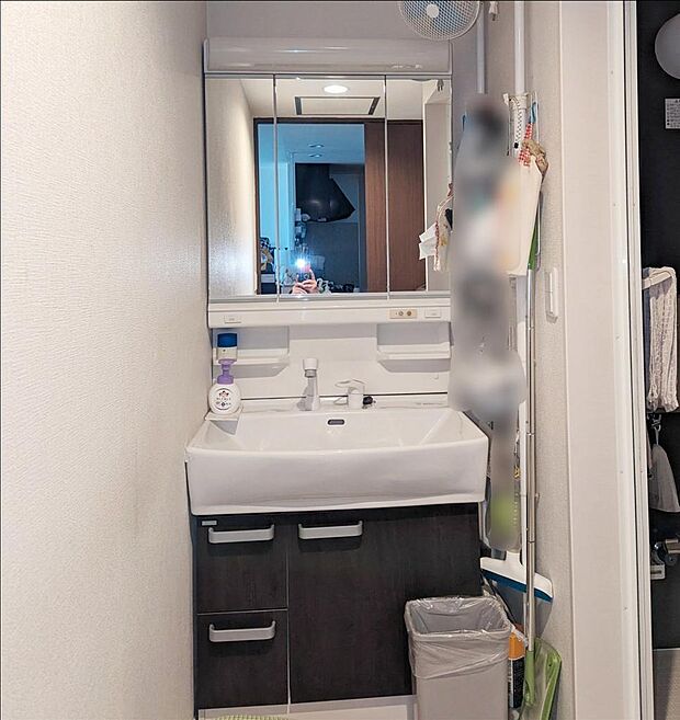 収納力と機能性に優れた三面鏡洗面化粧台です。鏡の裏は収納スペースになっていますので、すっきり清潔に保てます。