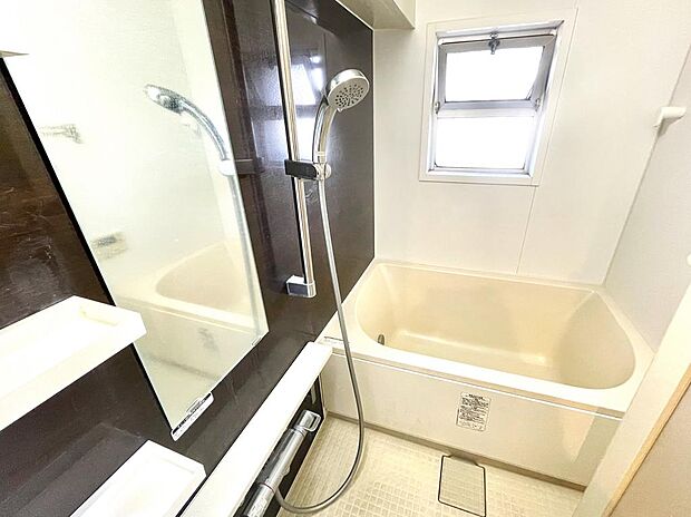 アクセントカラーがお洒落な浴室は窓もあり外気を取り込めます。キレイにお使いです。