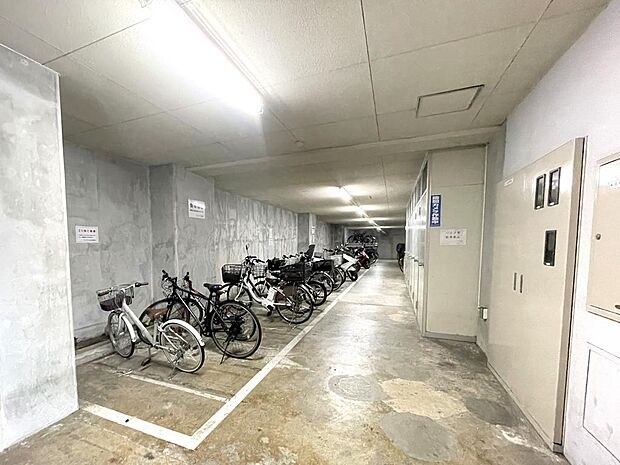 屋内に整備された安心安全の自転車・バイク置き場は利用無料です。