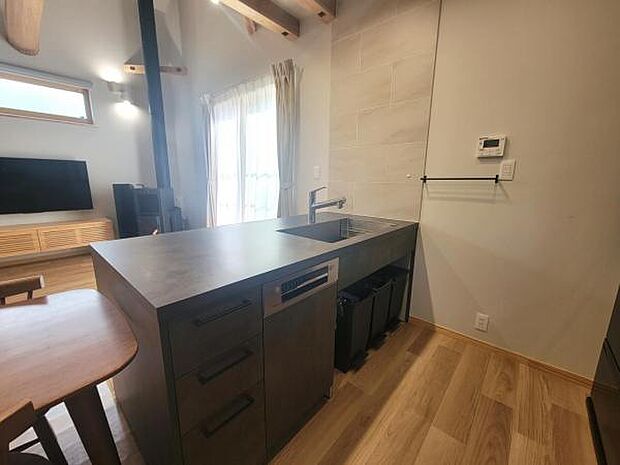 2列型キッチンで調理スペースも広くとることが可能です