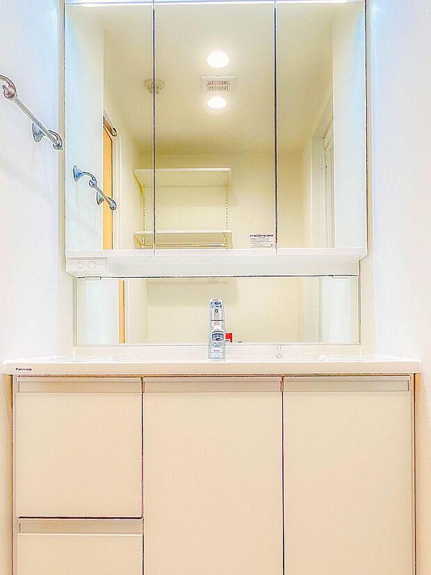 シャワーヘッド付きの洗面化粧台は、ワイドタイプのものを新設しております。下段には奥行のある収納スペースを設けており、リネン収納も可能です。