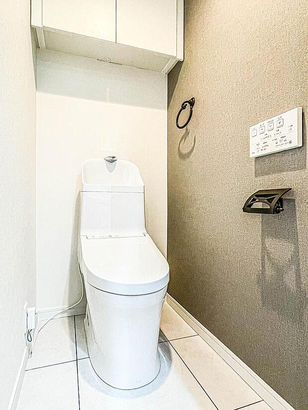 トイレは温水便座機能付きの最新のものにフルチェンジしております。温水便座機能等の多数機能を付随した、使い勝手良好なものを搭載。365日気持ちよくご使用いただける空間です。