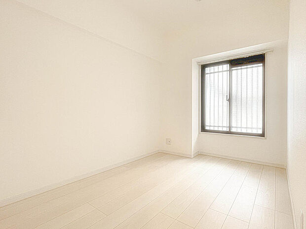 白を基調とした建具とフローリングで明るく清潔感のあるお部屋です♪
