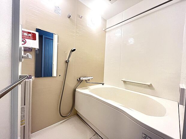 落ち着きのあるアクセントウォールを搭載した浴室は浴室暖房乾燥機能付き。雨の日も気にせずにお洗濯ができます。