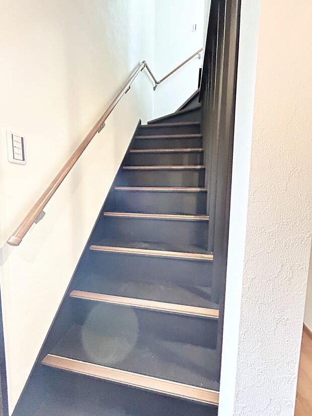 【リフォーム済】階段は床板はクリーニング、滑り止めのノンスリップ、手すりを設置してお子様やご高齢の方にも安心してお使いいただけます。