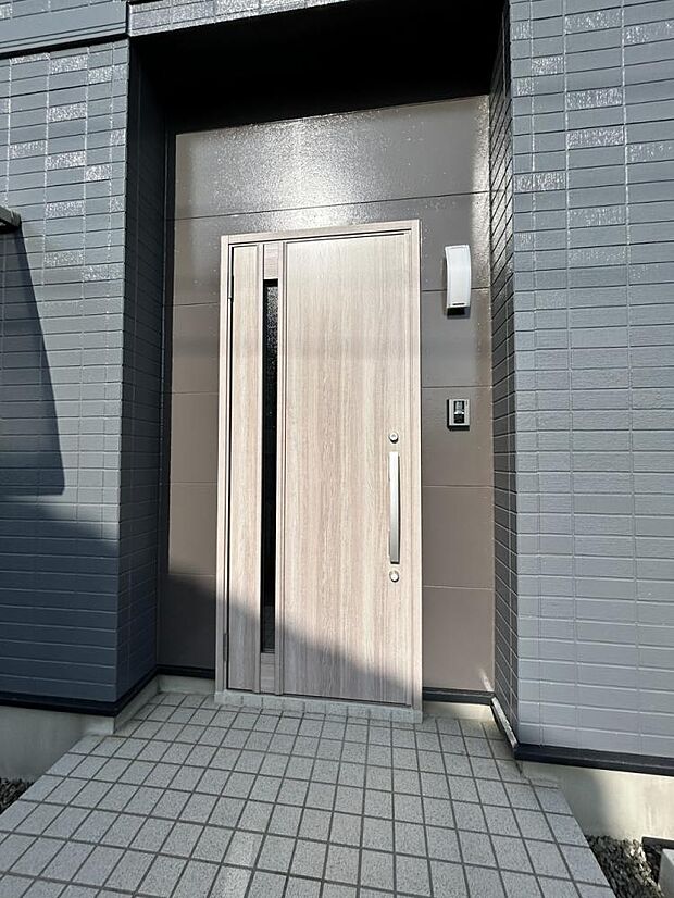 【リフォーム済】白いドアが特徴的な玄関です。来た人が明るくなれるおうちですね。