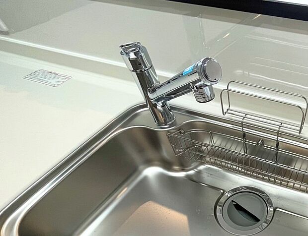 【リフォーム済】新品交換したキッチンの水栓金具はノズルが伸びてシンクのお手入れもラクラクです。水栓本体には浄水機能が内蔵されていて、おいしいお水をつくります。