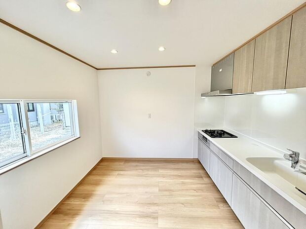 【リフォーム済】キッチン空間は、広々としており、好みの家具を配置できますね。