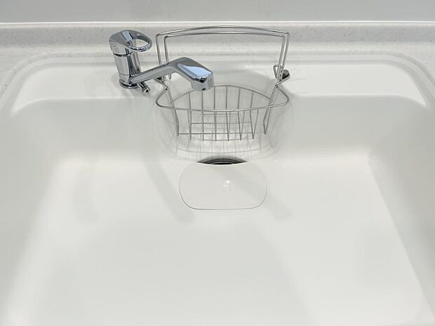【リフォーム完成済み】新品キッチンのシンクは、大きな鍋も洗いやすいセンターポケット形状。シンクの裏面に振動を軽減する素材を貼ることで、水はね音を抑えた静音設計のシンクです。