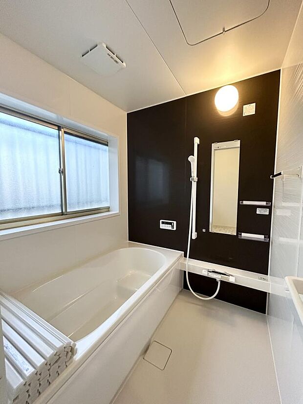 【リフォーム完成済み】浴室は新品のハウステック製ユニットバスに交換。心地よい入浴を可能にした形状の浴槽は安全面を考慮し床に凹凸が付いています。広々1坪タイプでのんびり入浴でき、一日の疲れを癒せますよ。