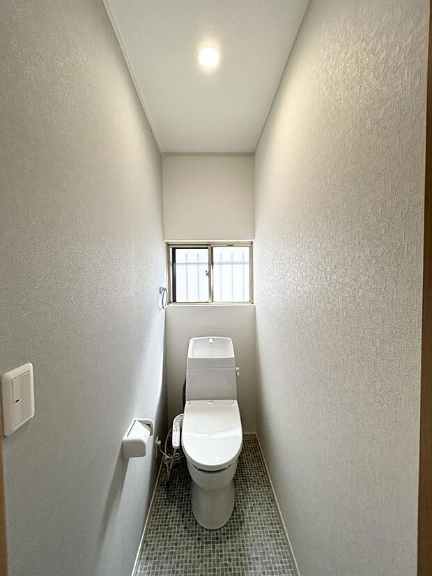 【リフォーム完成済み】ジャニス工業製の温水洗浄付便器に新品交換。天井・壁はクロス貼り換え、床はクッションフロアに張替えました。清潔感のあるトイレに仕上がっています。