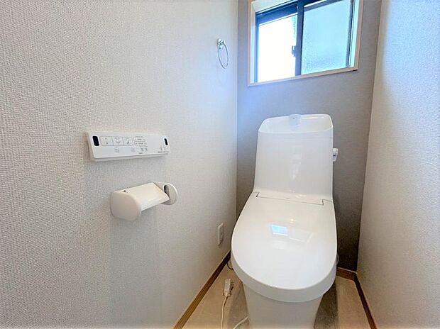 【リフォーム済み】トイレはリクシル製の温水洗浄付便器に新品交換。天井・壁はクロス貼り換え、床はクッションフロアに張替えしました。清潔感のあるトイレです。