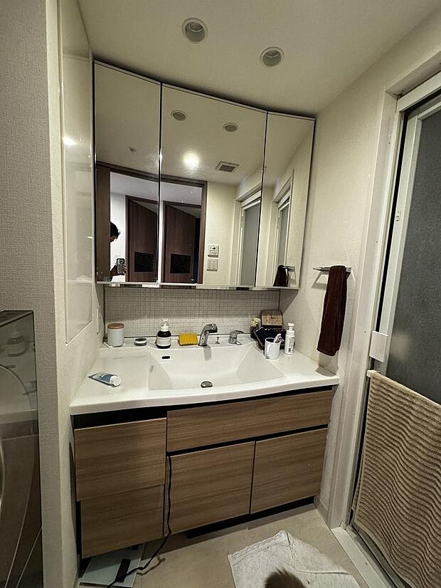 三面鏡＆シャワー付きのワイド洗面台♪室内の色に合った広々洗面台です♪