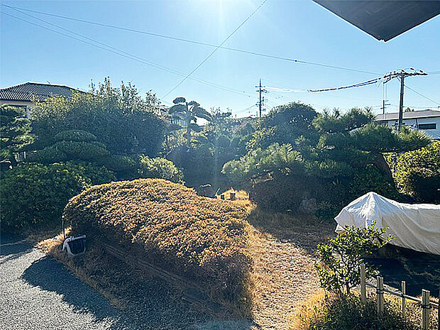 【庭】広々とした日本庭園が備わっています。自宅にいながら四季の移り変わりをゆったりと楽しむ事ができる、心安らぐ空間です。
